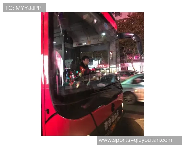 公交司机穿利物浦球衣遭切尔西球迷围攻后被解雇引发热议