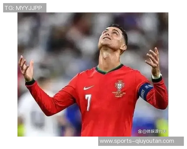 C罗社交媒体分享回归葡萄牙国家队照片帅气戴墨镜引发球迷热议 C罗社交媒体分享回归葡萄牙国家队照片帅气戴墨镜引发球迷热议