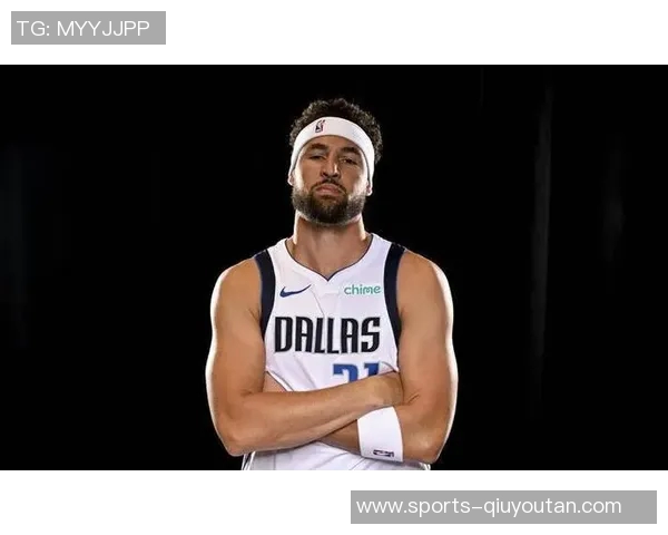 克莱半场表现平平仅得5分状态不佳引发球迷关注 克莱半场表现平平仅得5分状态不佳引发球迷关注